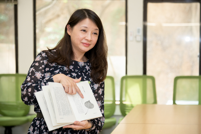 清華台文所所長王鈺婷介紹黃春明為小說親繪的插畫。