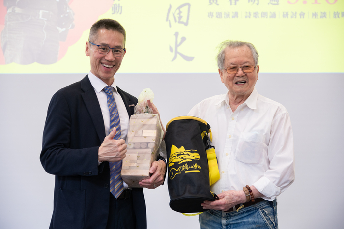 黃春明(右)送了一套用漂流木做的積木給清華大學校長高為元。