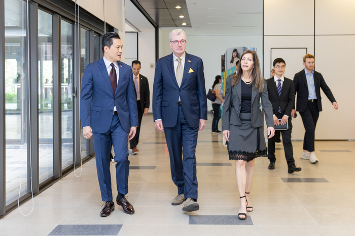 州長墨菲（中）率團訪問清華大學，清華全球長嚴大任（左）陪同進入會場。