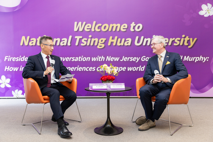 清華校長高為元（左）與州長墨菲以「國際經驗如何塑造我們的世界觀」為題展開對談。