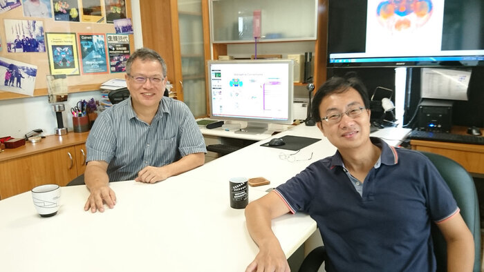 清華大學腦科學中心主任江安世（左），以及清華大學生命科學系副教授羅中泉
