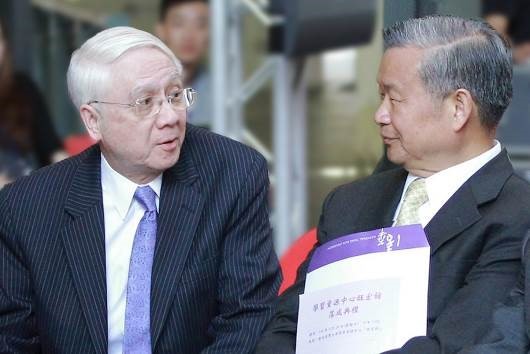 清華前校長劉炯朗(左)與旺宏電子董事長吳敏求(右)2011年在清華旺宏圖書館落成典禮交談