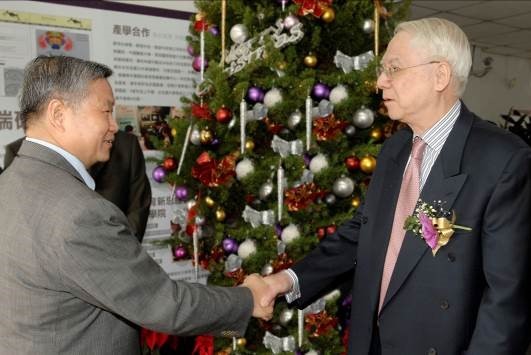 清華前校長劉炯朗(右)與旺宏電子董事長吳敏求(左)2009年在清華旺宏圖書館上樑典禮握手慶賀