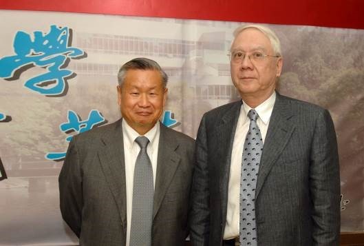 劉炯朗（右）風趣幽默、博學多聞，是吳敏求董事長（左）非常敬重的學長
