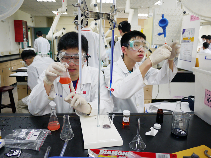 清華盃高中化學競賽決賽去年實況，學生分組進行實驗