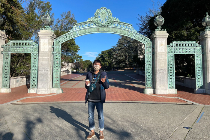方家揚在柏克萊校內知名地標薩瑟門（Sather Gate）拍畢業照