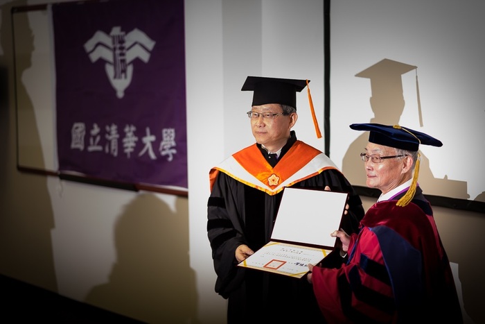 左：賀陳弘校長，右：王默人博士