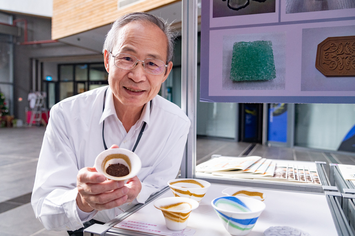 清華大學藝設系教授蕭銘芚研發出能取代一次性濾紙的重複使用玻璃濾杯。