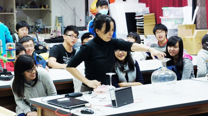戴明鳳教授為科學營學員示範實驗1