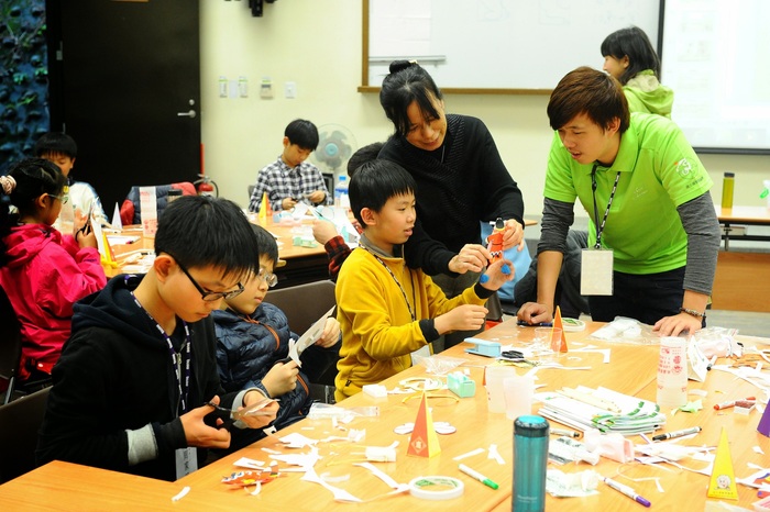 戴明鳳教授指導學員動手玩科學