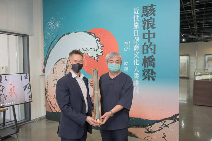 楊儒賓（右）捐贈177件珍貴文物給清華大學文物館，由校長高為元代表接收。他們手上拿的是隱元和尚的「僧人隱元之書」。