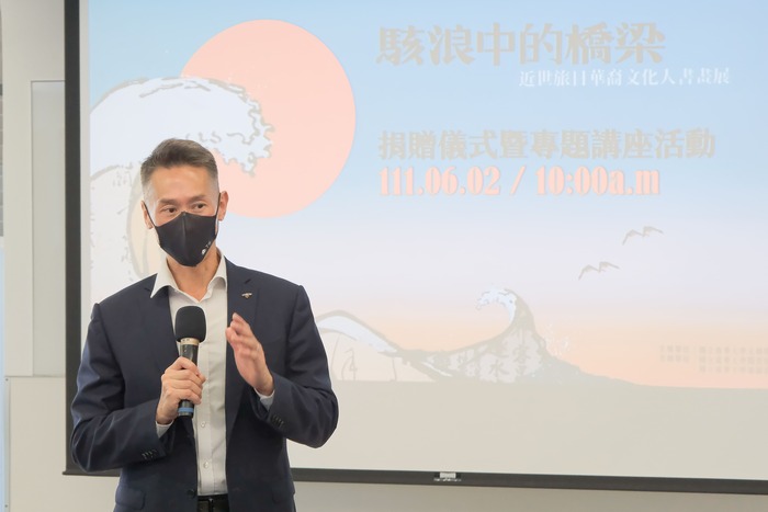 清華校長高為元感謝楊儒賓慷慨捐贈文物。
