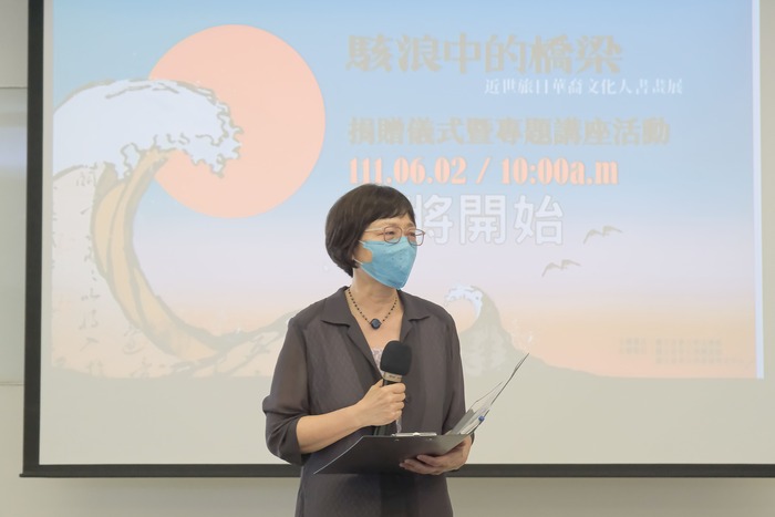 清華大學文物館主任謝小芩策畫楊儒賓捐贈文物展。