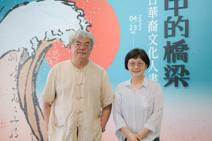 清華大學文物館主任謝小芩(右)策畫楊儒賓捐贈文物展。