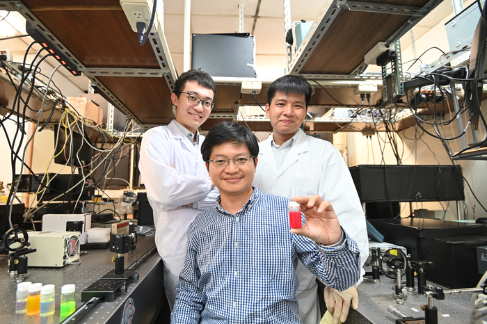 清華大學材料系教授林皓武指導博士生許博惟（左）、莊詠棠（右）研發室溫下全球最亮量子光源