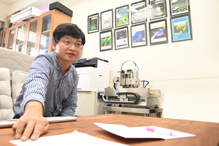 清華大學材料系教授林皓武研發室溫下全球最亮量子光源