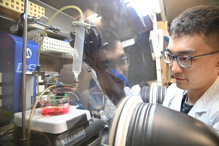 清華大學材料系博士生許博惟用噴霧合成法來製備鈣鈦礦量子點