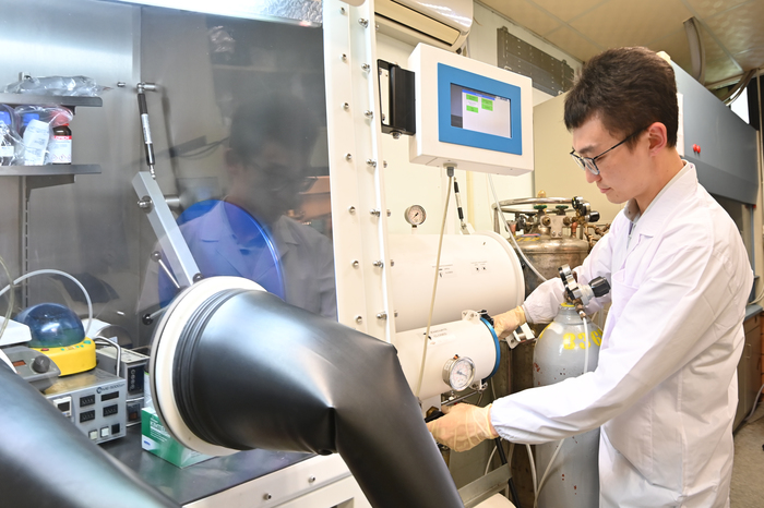 清華大學材料系博士生許博惟用噴霧合成法來製備鈣鈦礦量子點