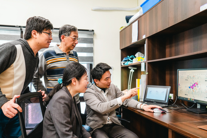 清華大學研究團隊蔡政育（左起）、藍忠昱、傅化文、楊立威開發新型胜肽資料庫