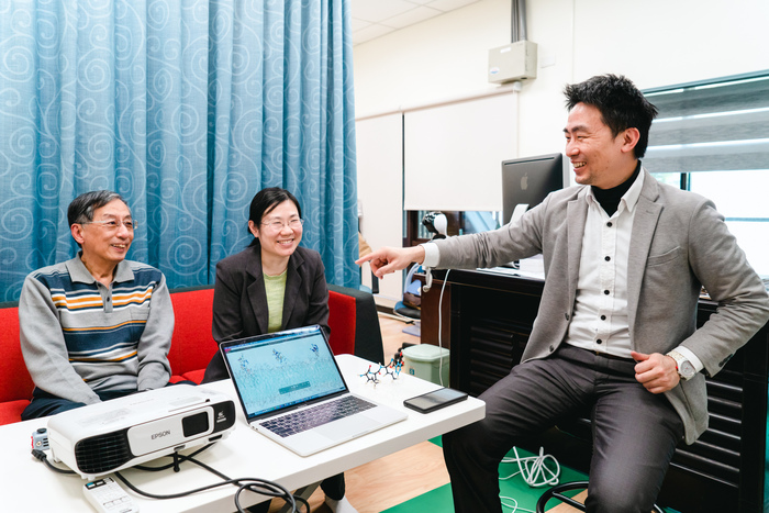 清華大學研究團隊藍忠昱（左起）、傅化文、楊立威開發新型胜肽資料庫