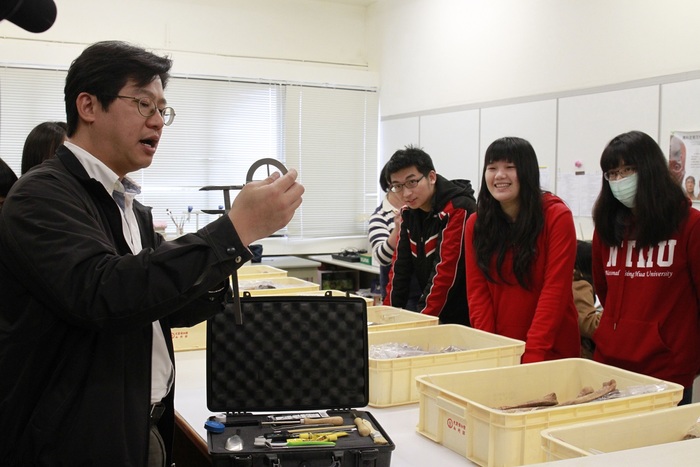 邱鴻霖（左）跟學生說明如何使用測量骨頭的工具。