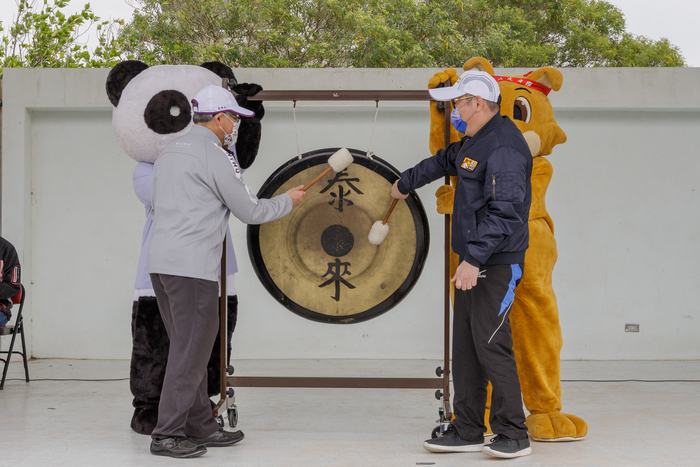 清華大學校長賀陳弘（左）與陽明交大校長林奇宏（右）共同擊鑼，為梅竹賽開幕。