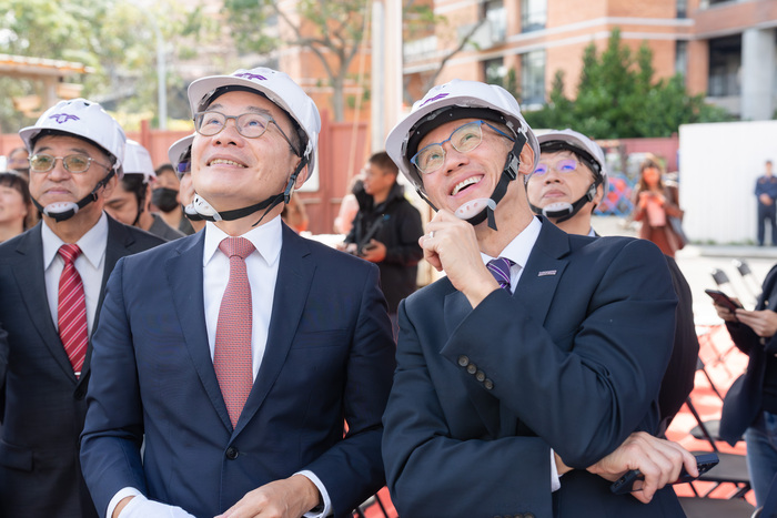 清華校長高為元(右)與東和鋼鐵董事長侯傑騰對藝術學院大樓的完工充滿期待。