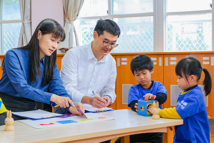 清華幼教系特聘教授周育如(左一)與生科系副教授郭崇涵(左二)引導幼兒在遊戲中合作。圖片