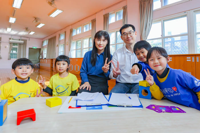 清華幼教系特聘教授周育如(左三)與生科系副教授郭崇涵(右三)引導幼兒在遊戲中合作。圖片