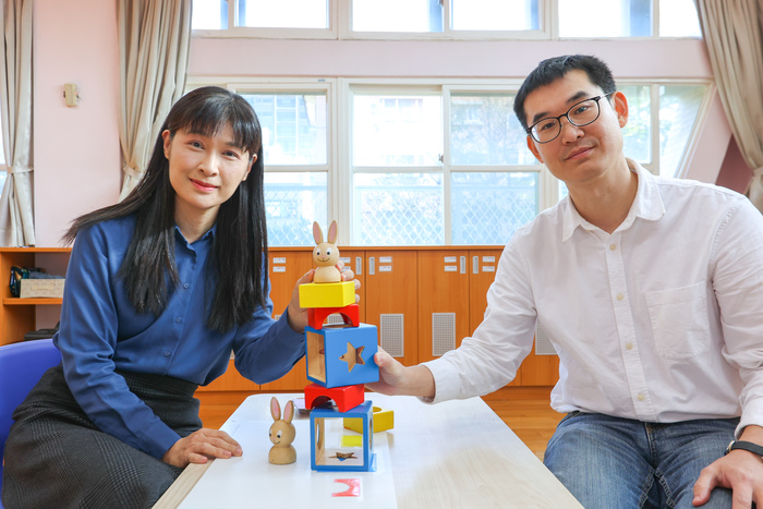 清華大學幼教系特聘教授周育如(左)攜手生科系副教授郭崇涵,合作進行社交互動的跨物種創新研究。圖片