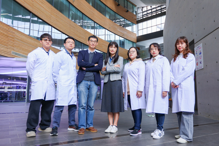 清華大學跨物種研究團隊成員包括幼教系特聘教授周育如(中)、生科系副教授郭崇涵(左三),及系神所博士生李知霖(左二)、幼教所碩士生吳錦平(左一)、張積育(右三)、林惠萍(右二)、陳昕妮(右一)。圖片