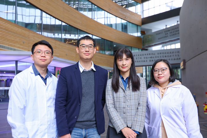 清華大學跨物種研究團隊成員包括幼教系特聘教授周育如(右二)、生科系副教授郭崇涵(左二),及系神所博士生李知霖(左一)、幼教所碩士生張積育(右一)。圖片