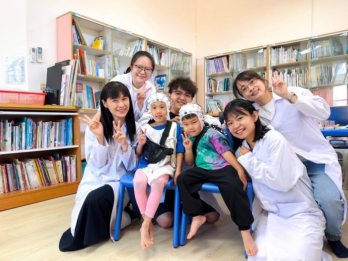 清華研究團隊以腦波儀進行幼兒互動研究。圖片