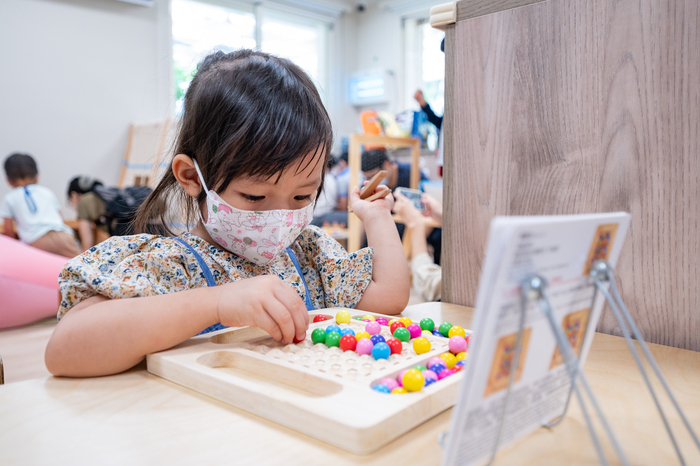 清華幼兒園今天舉辦新生體驗日活動，小朋友認真操作教具。
