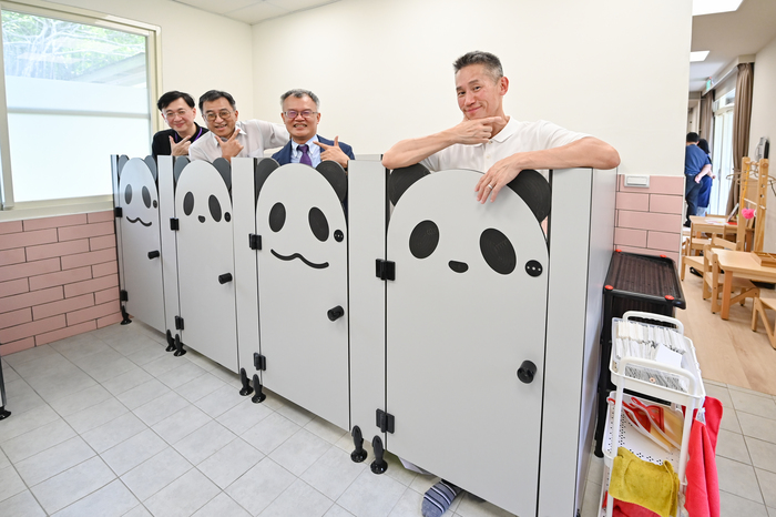 校內主管在貼有熊貓圖案的小廁所逗趣合影。右起校長高為元、副校長簡禎富、總務長張祥光、人事室主任徐宗鴻。