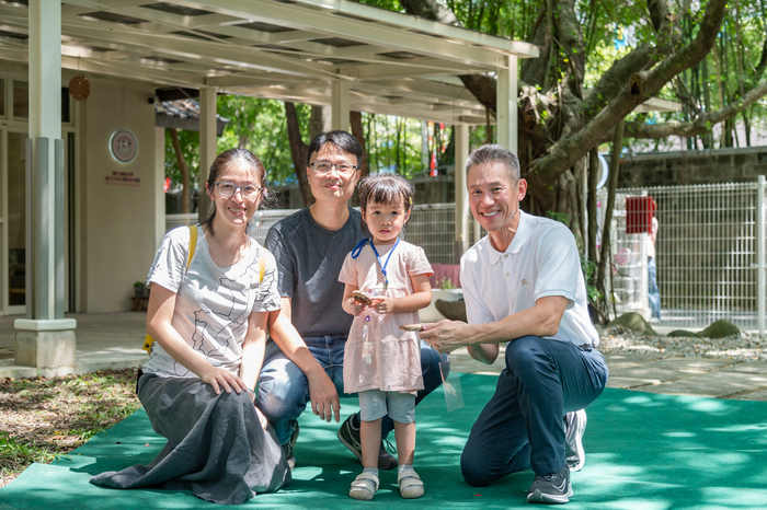 校長高為元（右一）祝福物理系助理教授徐斌睿（左二）一家在清華幼兒園留下快樂回憶。