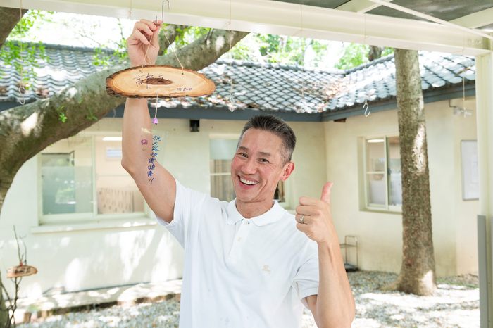 校長高為元在木牌上寫「祝大家快樂健康！」還畫了一朵花。