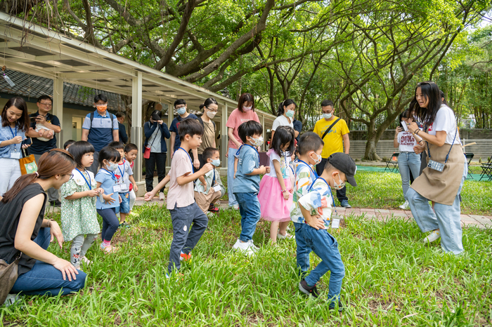 清華幼兒園裡綠意盎然，老師播放兒歌帶小朋友跳舞。