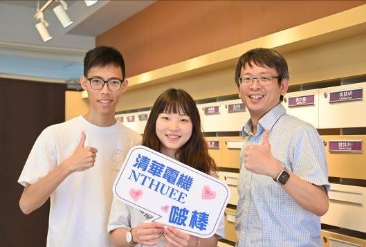 清華電機系鼓勵學生出國交換或線上國際學習。右起系主任劉靖家、大二生葉芷彤、蘇東誠。