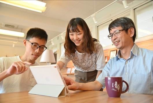清華電機系鼓勵學生出國交換或線上國際學習。右起系主任劉靖家、大二生葉芷彤、蘇東誠