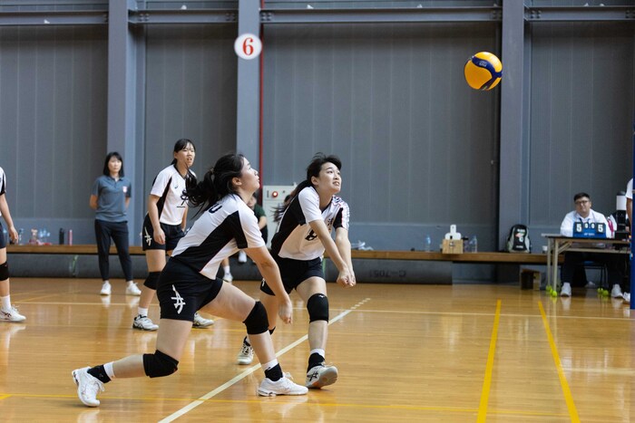 清華女排全力投入台聯大運動會比賽。