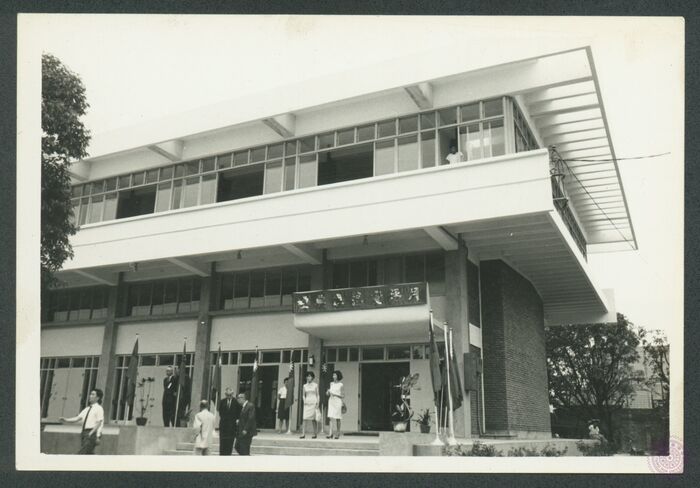 清華校友為紀念老校長梅貽琦，集資興建月涵堂，於1967年落成啟用。