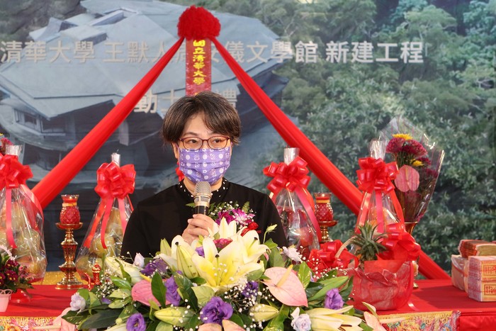 王慕淳致詞時憶起父親王默人一生為了寫作而受到的磨難
