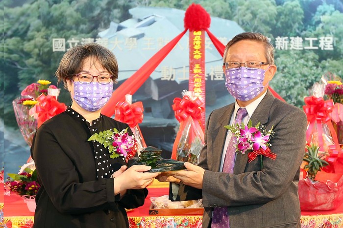 校長賀陳弘（右）致贈文學館琉璃模型給王默人周安儀的代表人王慕淳（左）