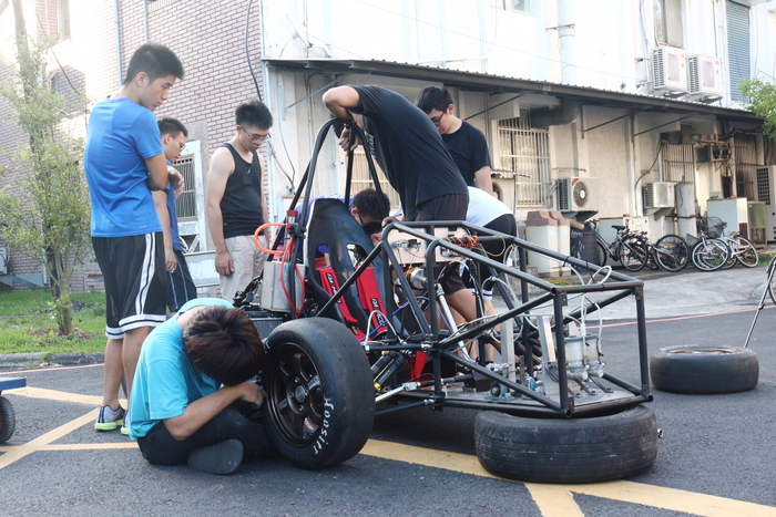 清華賽車工廠學生正在組裝賽車