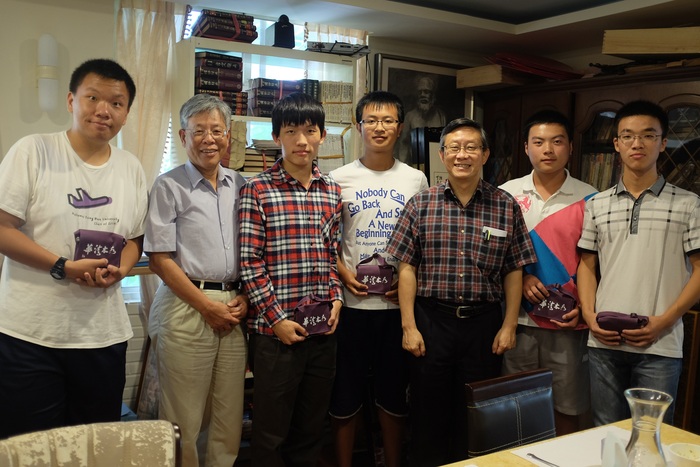 左起賈松昊、周懷樸副校長、嚴武墨、孫聰、賀陳弘校長、繆言、潘珠峰