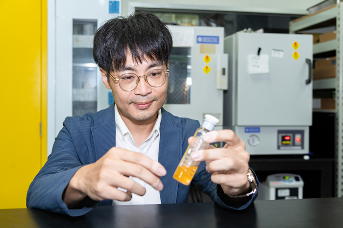 清華大學化工系教授周鶴修帶領研究團隊取得海水產氫技術重大突破。	清華大學化工系教授周鶴修手中的產氫瓶，是潔淨能源的希望。