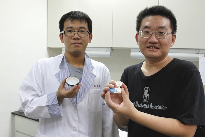 國立清華大學鄭兆珉副教授(右)與博士生官振盟(左)團隊研發細菌快篩試片