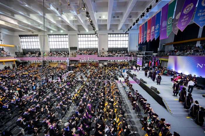 清華大學15日舉行畢業典禮 ，包括學碩博士共有5295位畢業生。