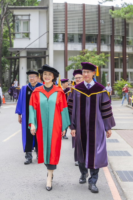 清華大學校長高為元(右)陪著致詞貴賓林青霞走向畢業典禮會場。